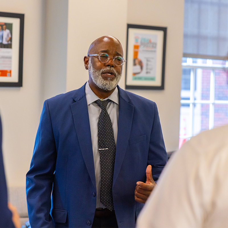 A VEP participant speaks to a judge about their business concept.